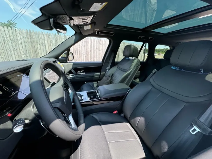 2025 Land Rover Range Rover SE photo 1