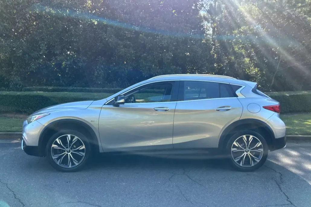 2017 Infiniti QX30 Luxury photo 1
