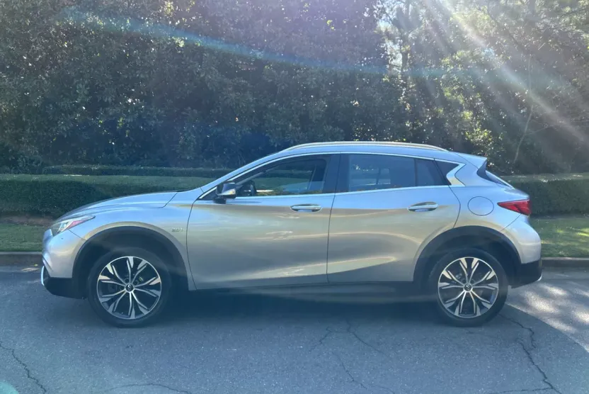 2017 Infiniti QX30 Luxury photo 1