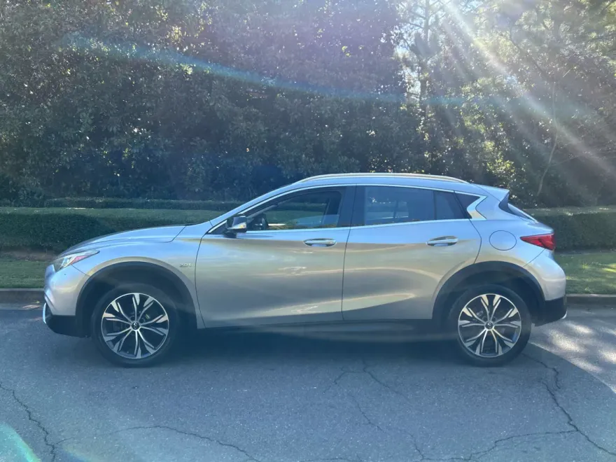 2017 Infiniti QX30 Luxury photo 1