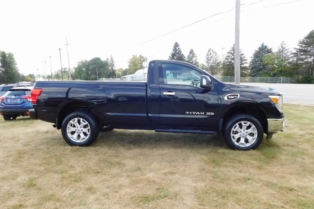 2017 Nissan Titan SV photo 1