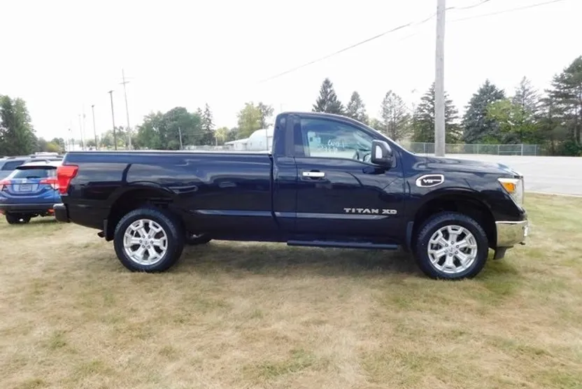 2017 Nissan Titan SV photo 1