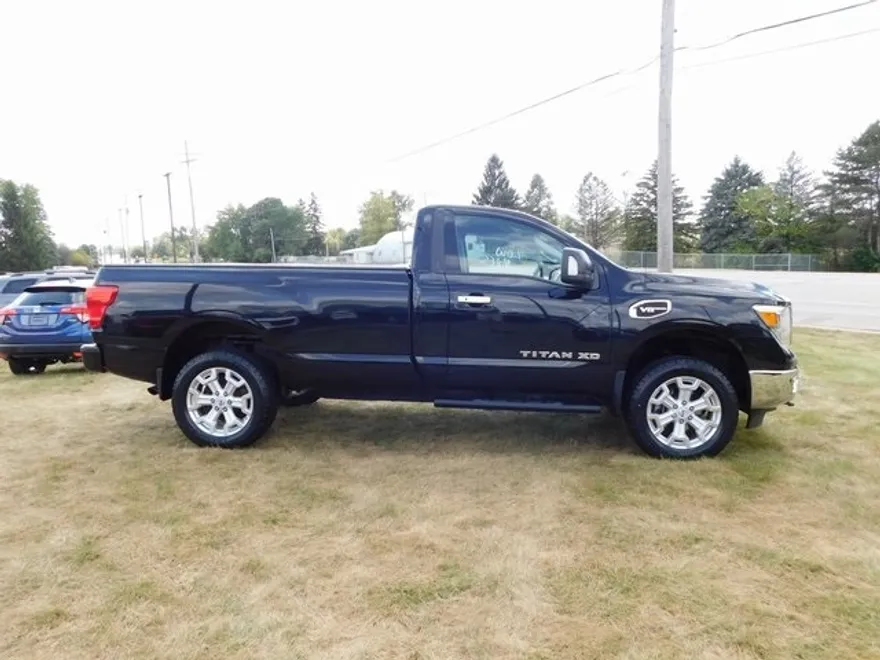 2017 Nissan Titan SV photo 1