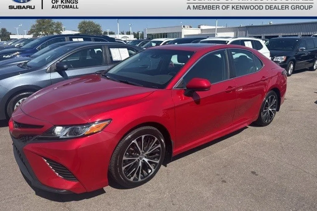 2019 Toyota Camry SE photo 1