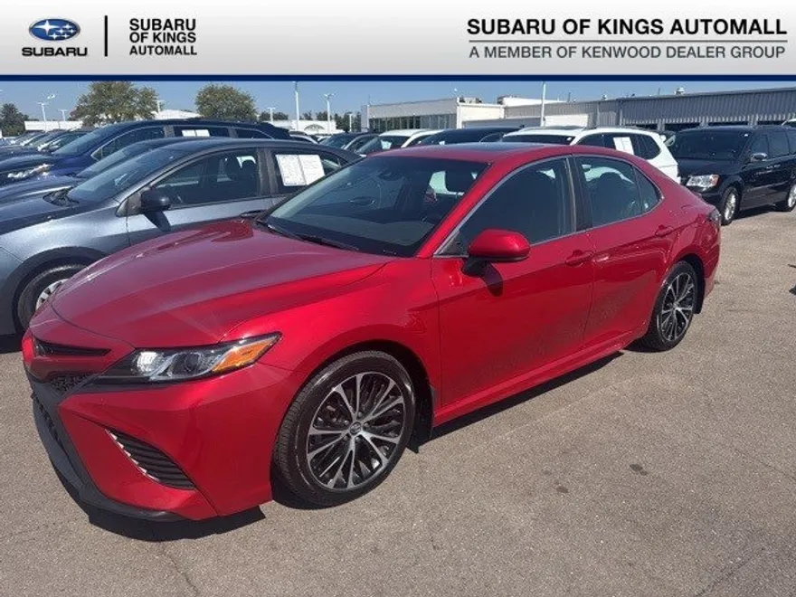 2019 Toyota Camry SE photo 1