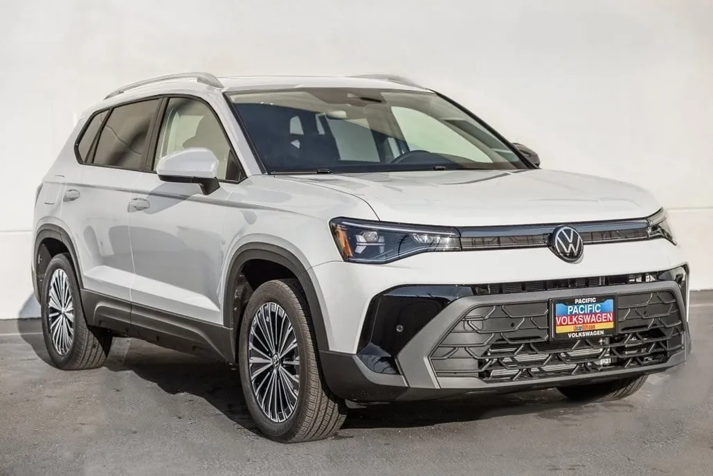 2025 Volkswagen Taos SE photo 1