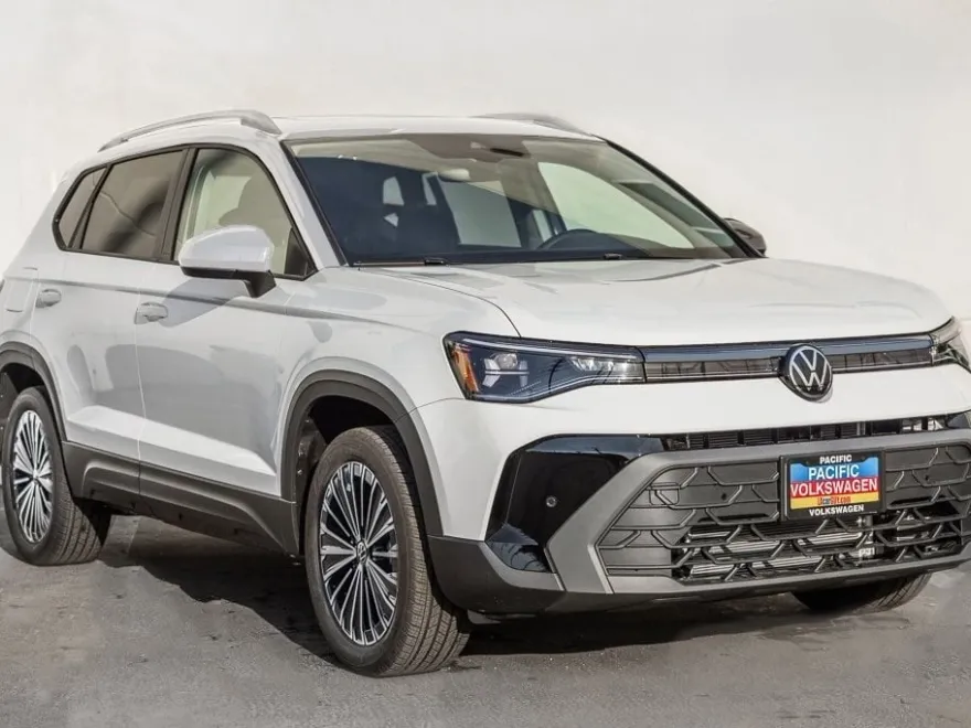 2025 Volkswagen Taos SE photo 1