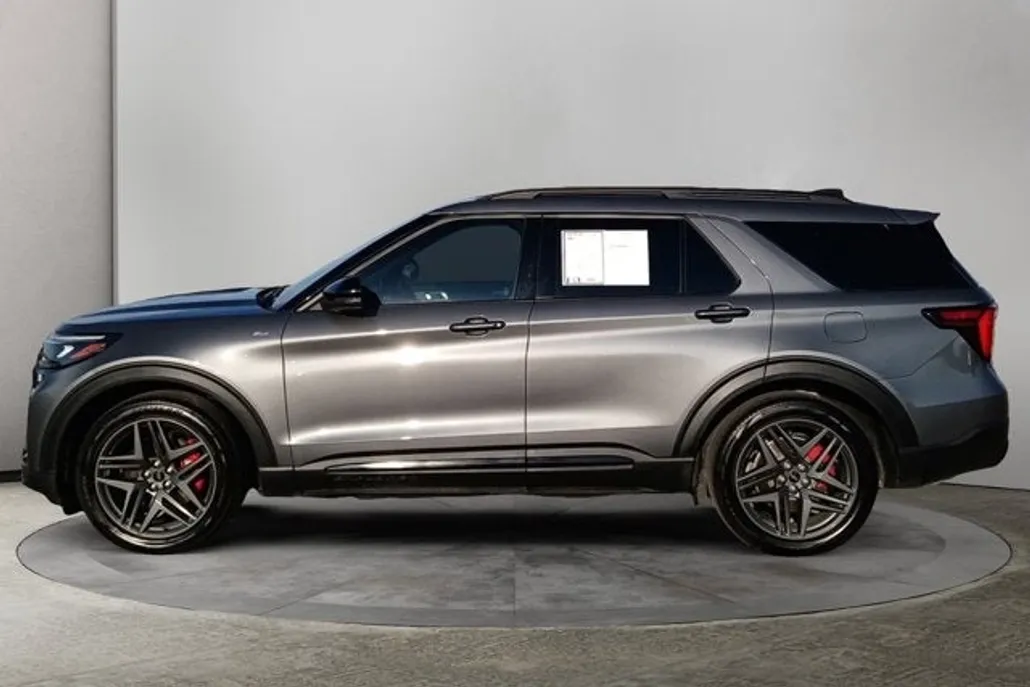 2025 Ford Explorer ST-Line photo 1