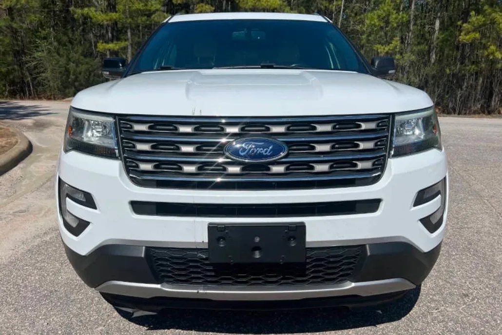 2017 Ford Explorer XLT photo 1
