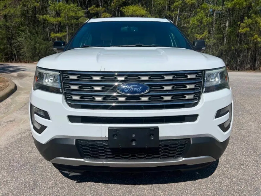 2017 Ford Explorer XLT photo 1