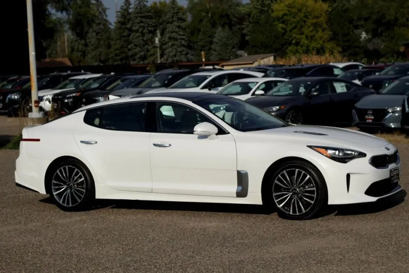 2019 Kia Stinger Premium photo 1
