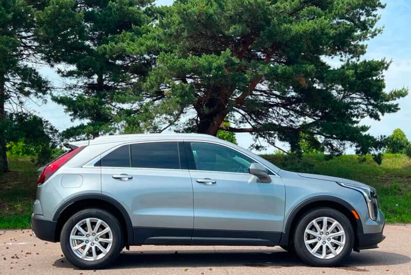2023 Cadillac XT4 Luxury photo 1