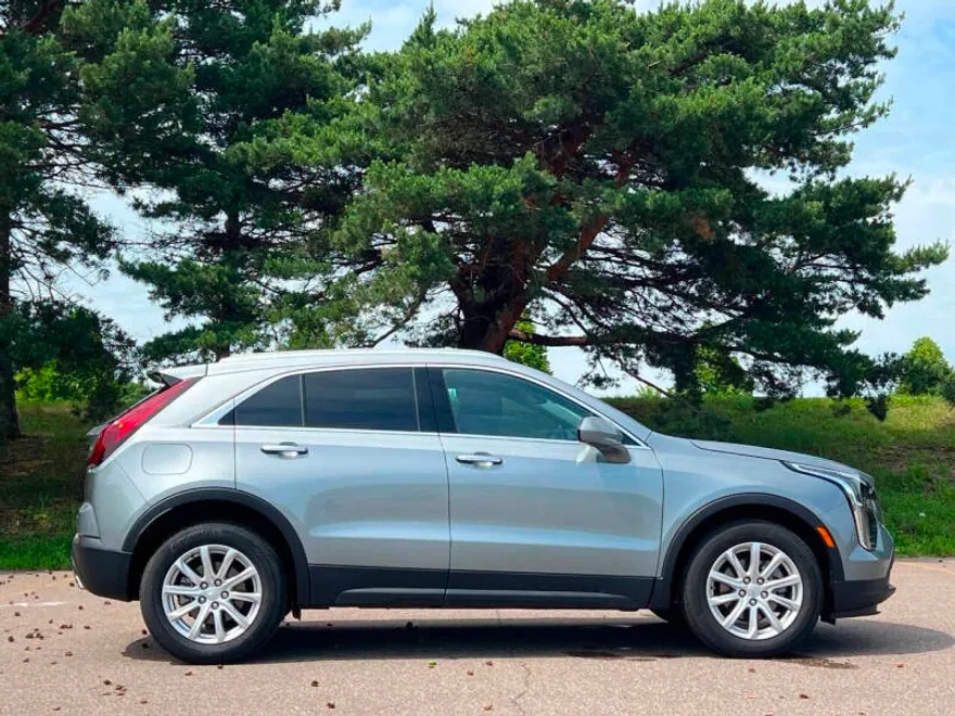 2023 Cadillac XT4 Luxury photo 1