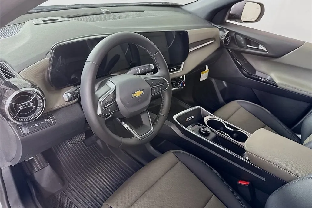 2026 Chevrolet Equinox LT photo 1