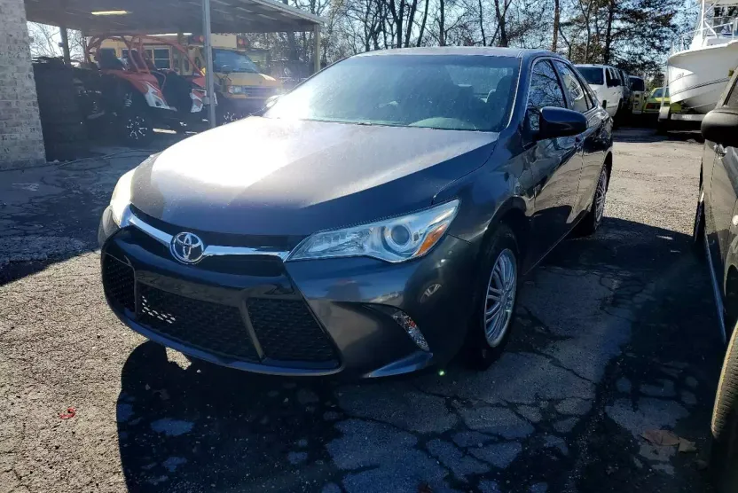 2017 Toyota Camry LE photo 1