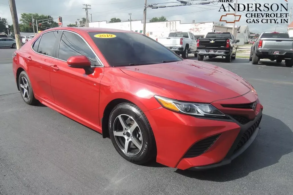 2019 Toyota Camry LE photo 1