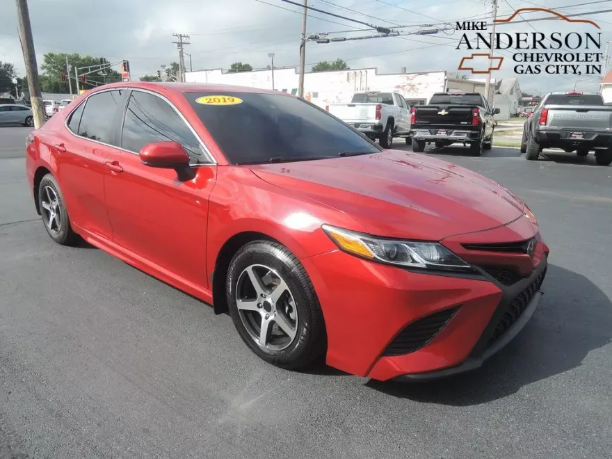 2019 Toyota Camry LE photo 1