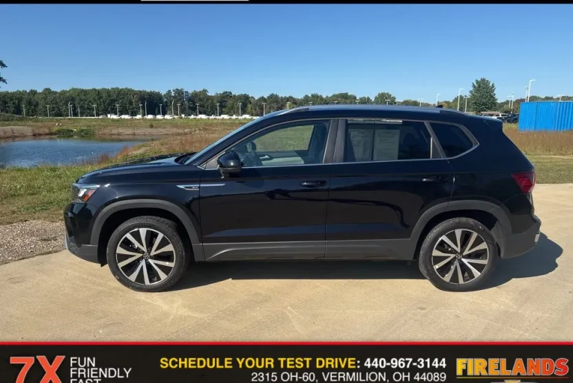 2024 Volkswagen Taos SE photo 1
