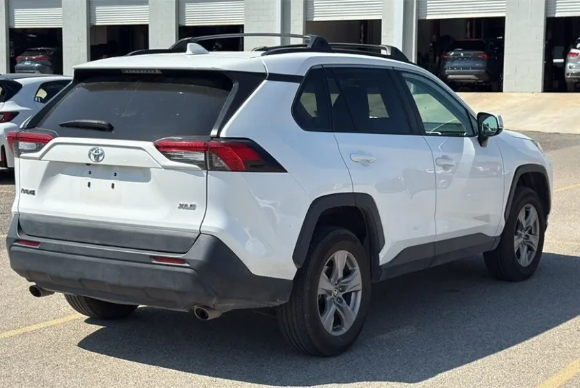 2022 Toyota RAV4 XLE photo 1