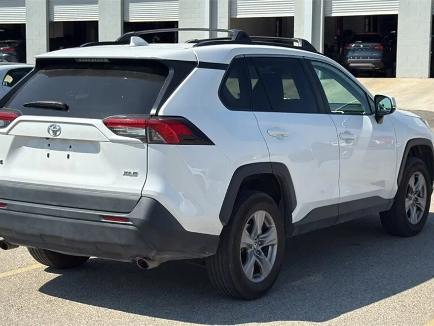 2022 Toyota RAV4 XLE photo 1