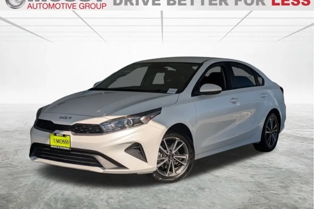2023 Kia Forte LXS photo 1