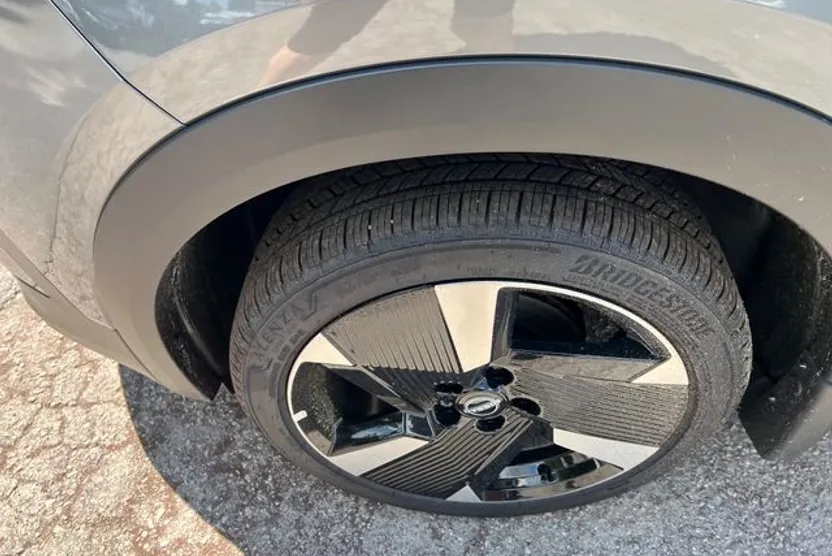 2025 Nissan Kicks SR photo 1