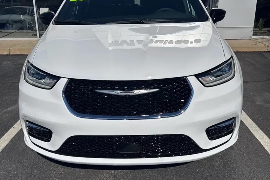 2026 Chrysler Pacifica photo 1
