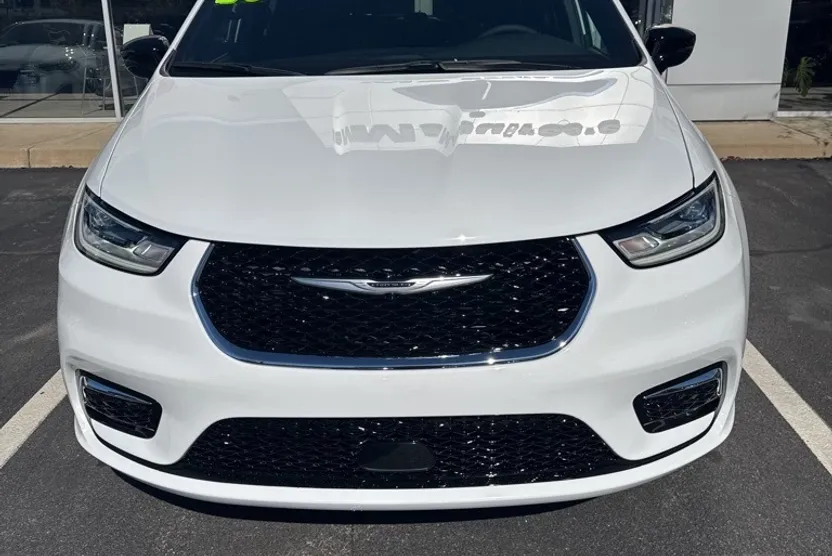 2026 Chrysler Pacifica photo 1