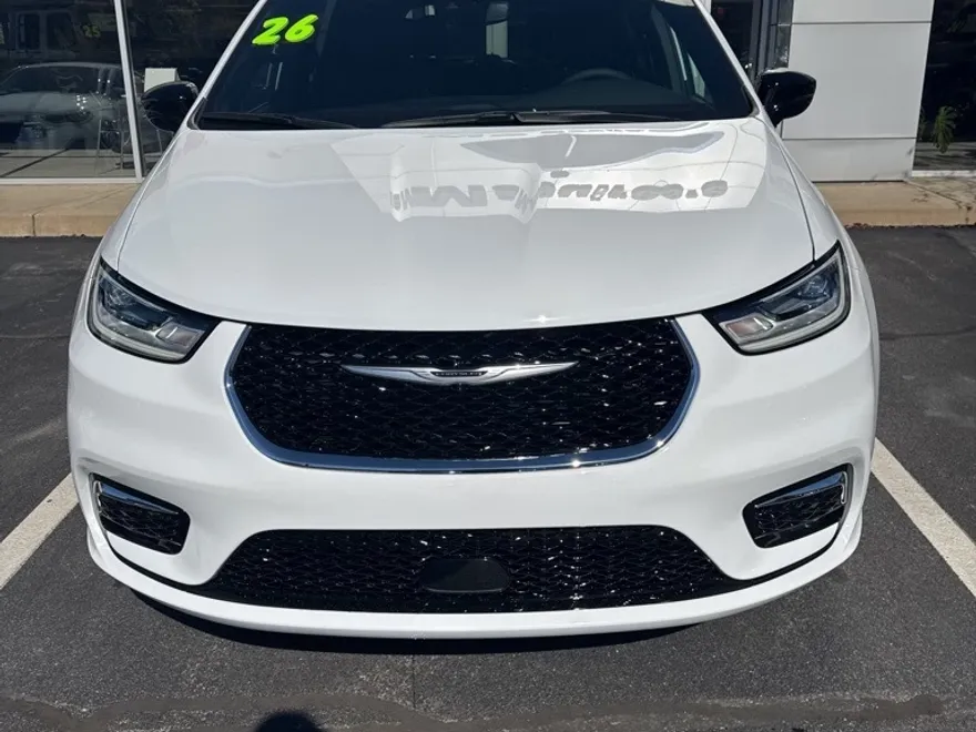 2026 Chrysler Pacifica photo 1
