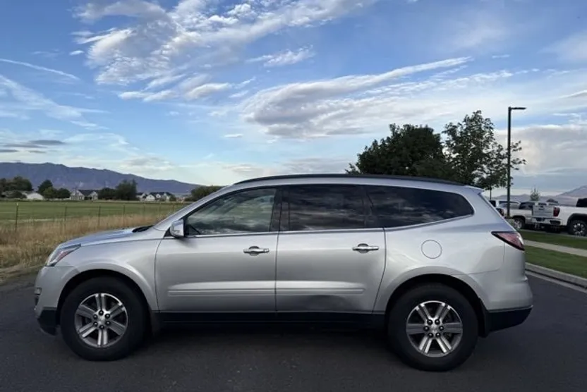 2015 Chevrolet Traverse 2LT photo 1