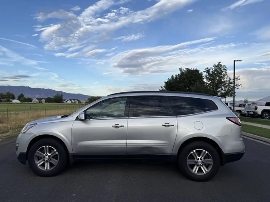 2015 Chevrolet Traverse 2LT photo 1