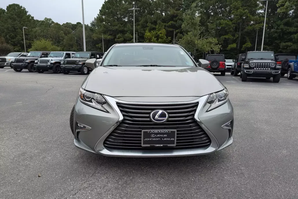 2016 Lexus ES 300h photo 1