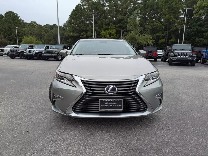 2016 Lexus ES 300h photo 1