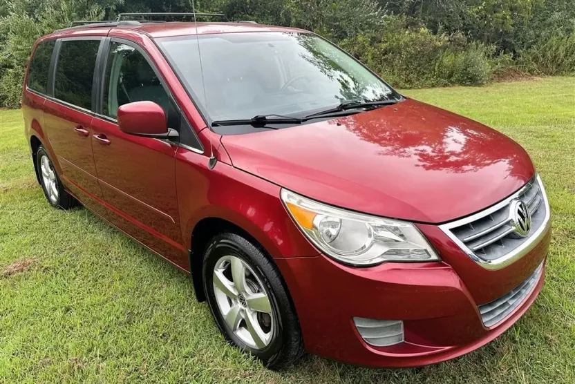 2011 Volkswagen Routan SE photo 1