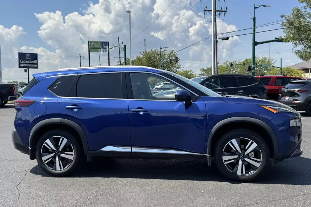 2023 Nissan Rogue SL photo 1