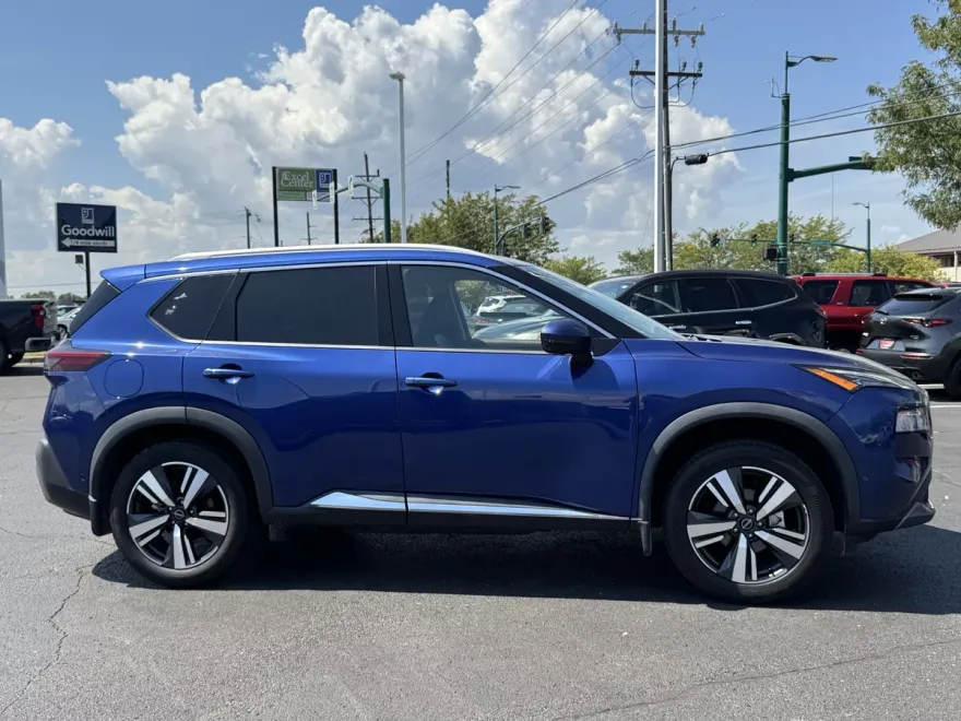 2023 Nissan Rogue SL photo 1