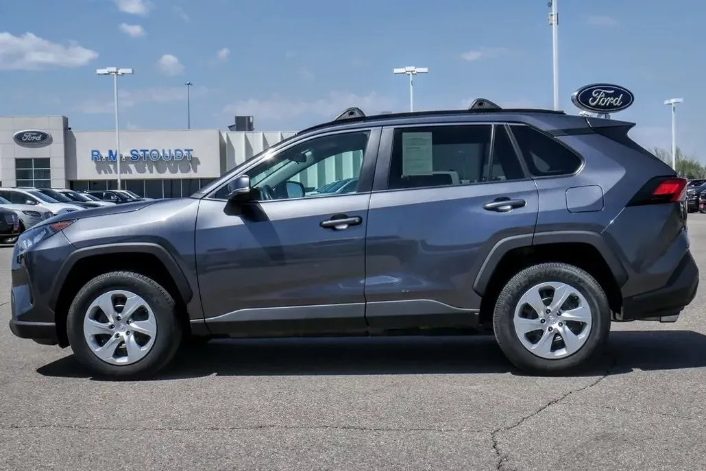2021 Toyota RAV4 LE photo 1