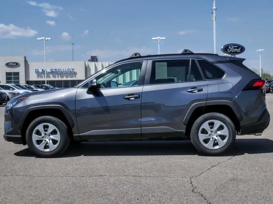 2021 Toyota RAV4 LE photo 1
