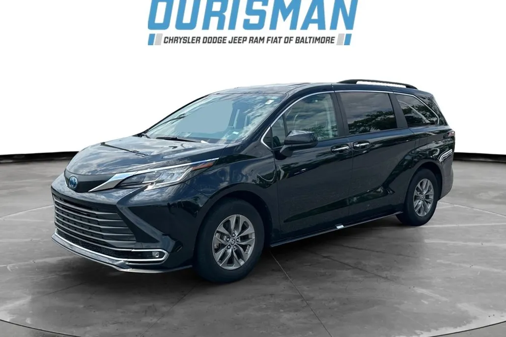 2023 Toyota Sienna XLE photo 1