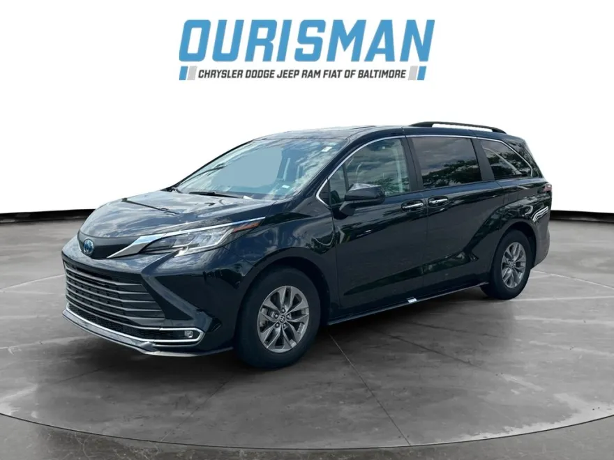 2023 Toyota Sienna XLE photo 1