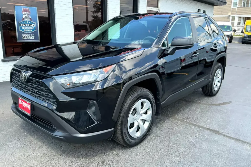2020 Toyota RAV4 LE photo 1