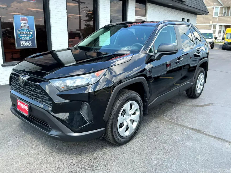 2020 Toyota RAV4 LE photo 1