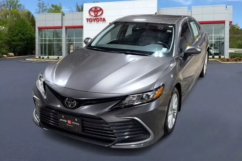 2022 Toyota Camry LE photo 1