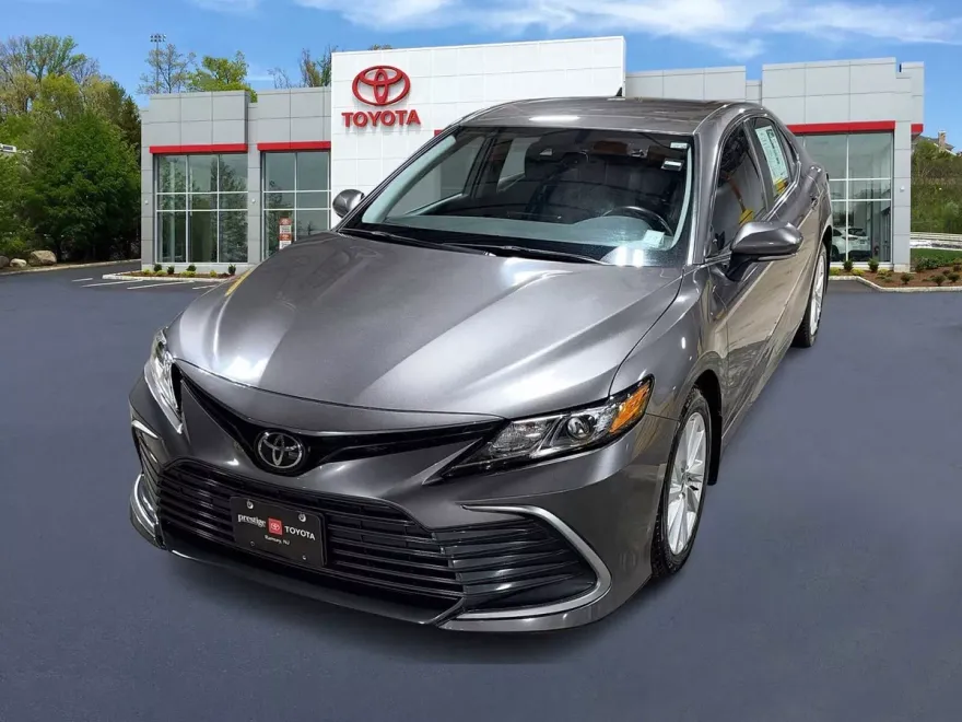2022 Toyota Camry LE photo 1