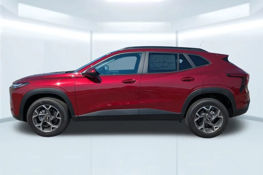 2025 Chevrolet Trax LT photo 1