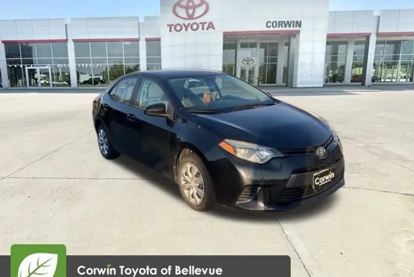 2016 Toyota Corolla LE photo 1