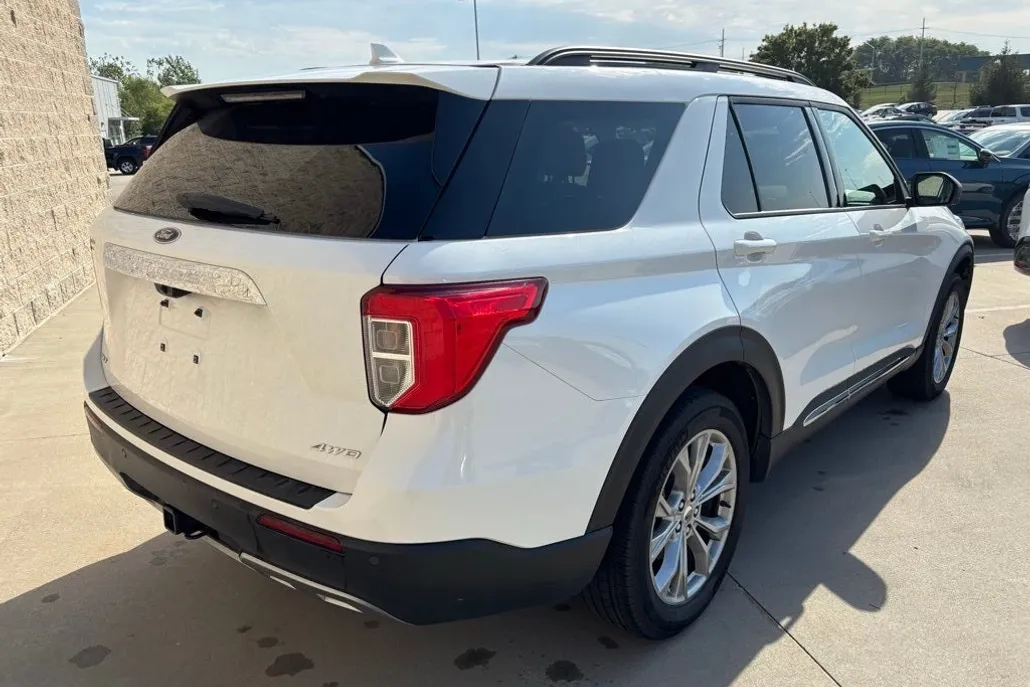2024 Ford Explorer XLT photo 1