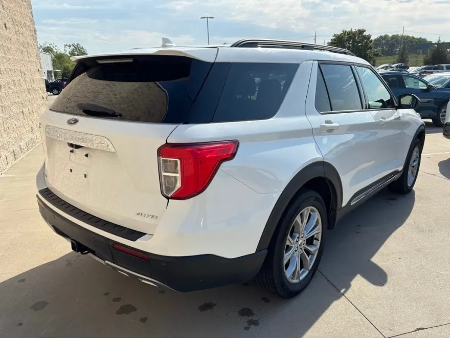 2024 Ford Explorer XLT photo 1