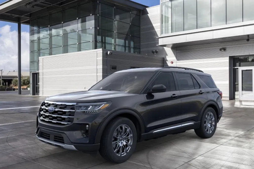 2025 Ford Explorer photo 1