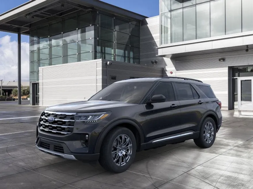 2025 Ford Explorer photo 1